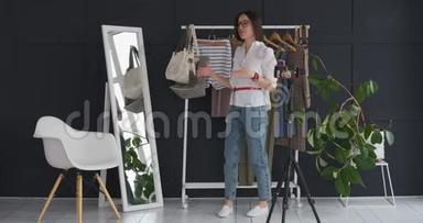 时尚vlogger展示手提袋和摄像机